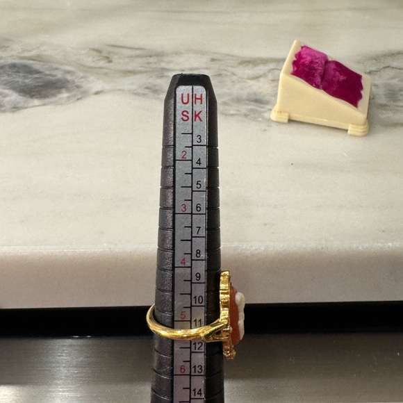 Avon vintage Gold Cameo Ring - Picture 3 of 4